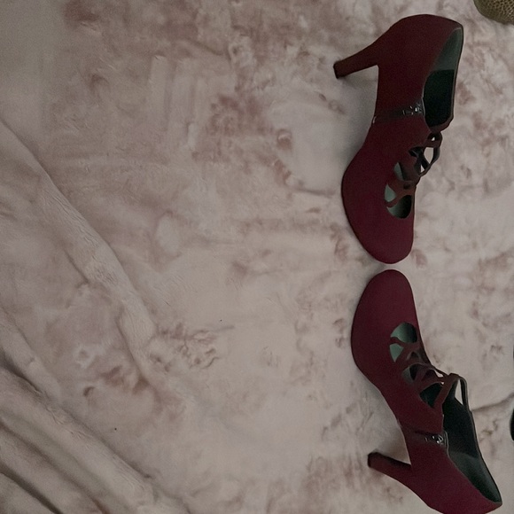 Maroon heels. Size 10 - Picture 3 of 3